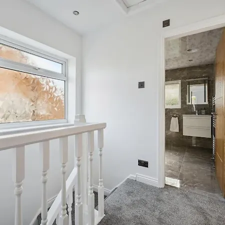 House In Heald Green Village Manchester Exterior photo